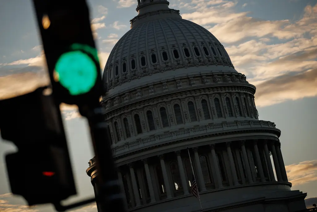 توافق سنا برای تعطیلی ۴۱ روزه دولت؛ بازارها رشد کردند