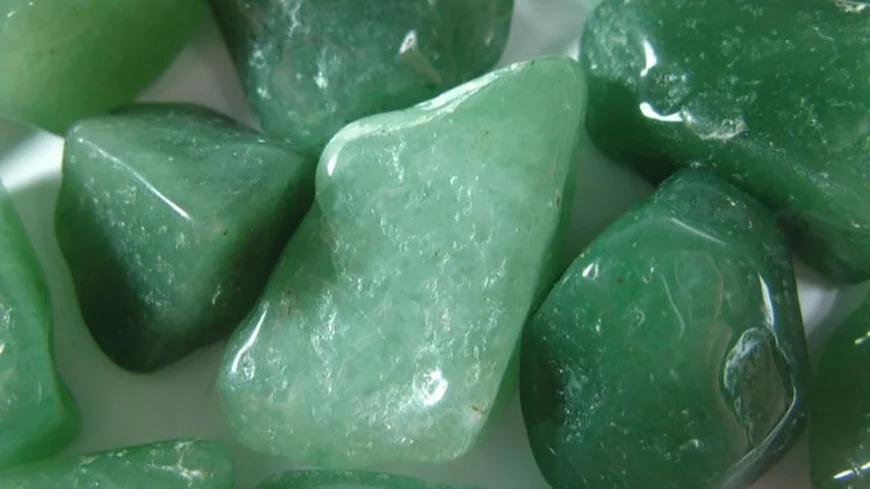 سنگ یشم با بافت نرم و رنگ سبز، نماد سلامت و تعادل جسم و ذهن